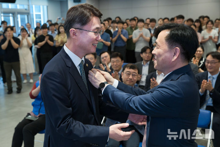 [서울=뉴시스]강도현 과학기술정보통신부 제2차관(오른쪽)과 류제명 신임 제2차관이 30일 정부세종청사에서 진행된 이·취임식에서 마주보고 있다. (사진=과기정통부 제공)