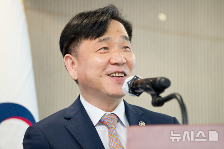 [서울=뉴시스]강도현 과학기술정보통신부 제2차관이 30일 정부세종청사에서 진행된 이임식에서 웃으며 발언하고 있다. (사진=과기정통부 제공)