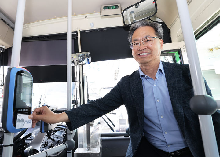  [영양=뉴시스] 오도창 영양군수가 '70세 이상 대중교통 무임승차' 시행을 앞두고 영양시외버스터미널을 방문해 교통카드 결제시스템을 사전점검하고 있다. (사진=영양군 제공) 2025.06.30. photo@newsis.com&nbsp; *재판매 및 DB 금지