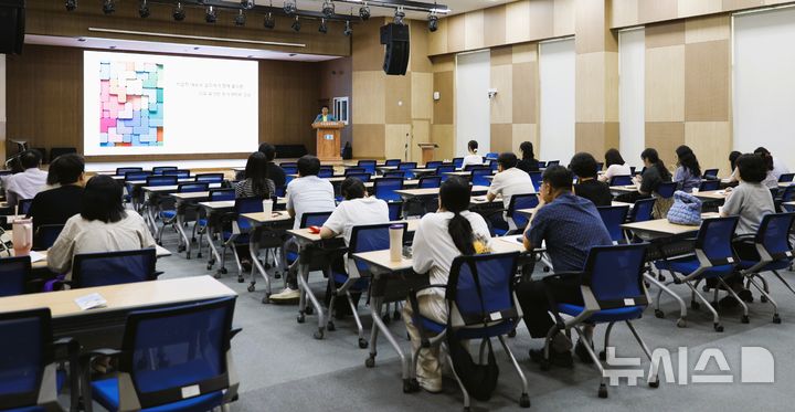 [전주=뉴시스] 30일 전주상공회의소 7층 대회의실에서 실시한 '사업장 대표와 실무자가 함께 들으면 더욱 유용한 부가가치세법' 교육 모습. 2025.06.30 *재판매 및 DB 금지