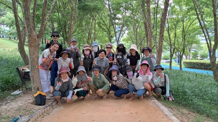 [거창=뉴시스] 거창군 맨발걷기 프로그램 마무리 (사진=거창군 제공) 2025. 06. 30. photo@newsis.com&nbsp; *재판매 및 DB 금지