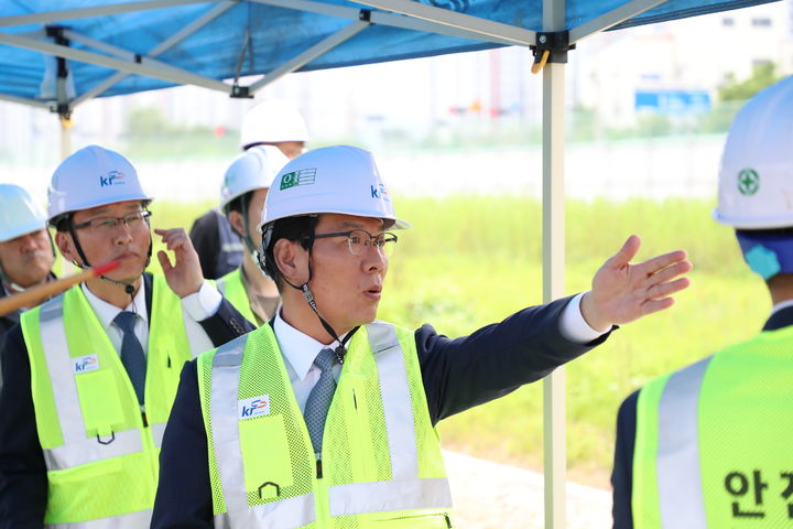 [세종=뉴시스] 김인중 한국농어촌공사 김인중 사장은 30일 취임 후 첫 기자간담회에서 "청년농 육성과 논 타작물 전환을 위한 기반 조성 등 농업의 지속가능성 확보를 위한 혁신에 집중하겠다"고 밝혔다. (사진 = 농어촌공사 제공) 2025.06.30.&nbsp;&nbsp; *재판매 및 DB 금지