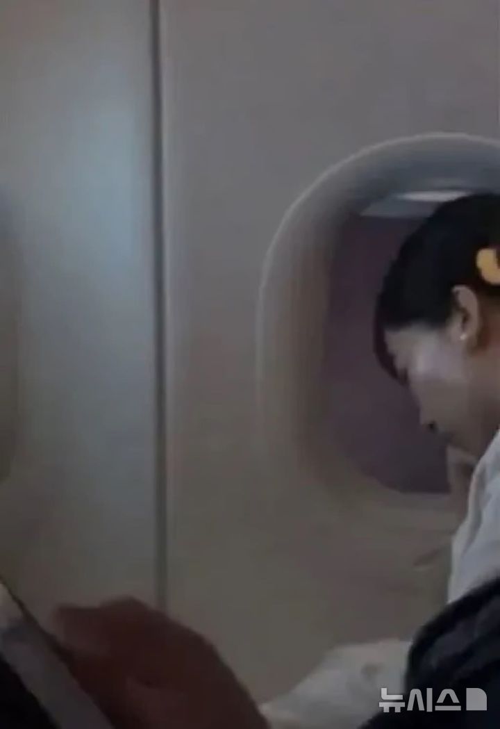 [뉴시스] 일본의 가코 공주가 브라질 공식 방문 중 이코노미석에서 잠든 모습. (사진=SCMP) 