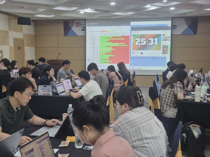 [안동=뉴시스] 지난 28~29일 더케이호텔경주에서 진행되고 있는 '인텔® SFI 마스터 코치 양성 프로그램' 연수장면. (사진=경북도 제공) 2025.06.30. photo@newsis.com *재판매 및 DB 금지