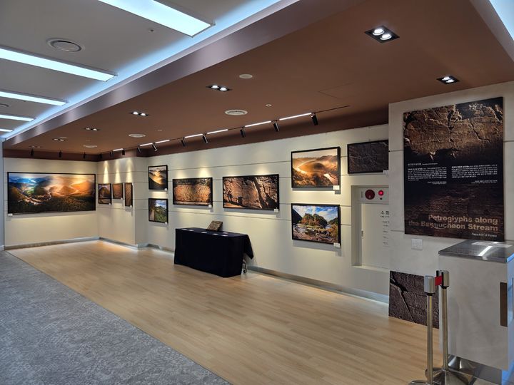 [울산=뉴시스] 울산 울주군은 30일부터 다음달 31일까지 군청사 1층 울주갤러리에서 ‘반구천의 암각화’ 세계유산 등재 기원 전시회를 개최한다고 밝혔다. (사진= 울주군 제공) 2025.06.30.photo@newsis.com *재판매 및 DB 금지