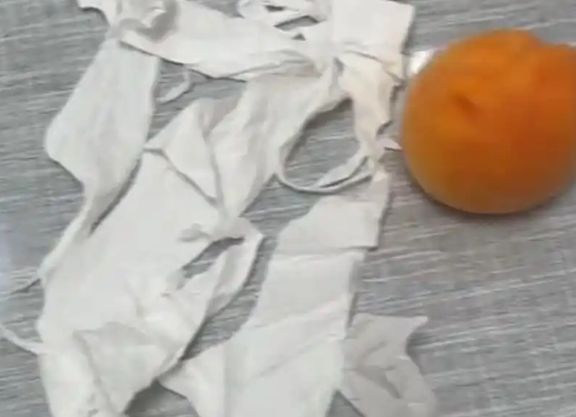 [서울=뉴시스]중국에서 한 소비자가 복숭아를 구매한 뒤, 포장 상자 바닥에서 생리대 자투리로 보이는 완충재를 발견해 논란이 일고 있다.(사진=광명왕) *재판매 및 DB 금지