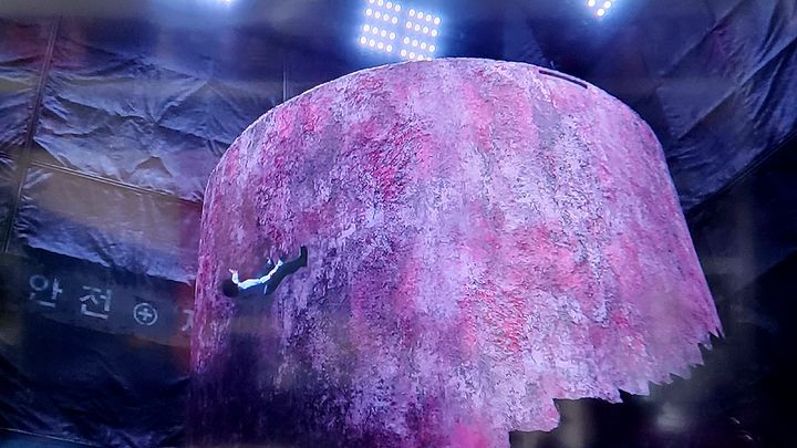 넷플릭스 오징어게임3. 스스로 죽음을 택한 성기훈 추락 장면.  *재판매 및 DB 금지