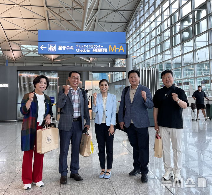 [시흥=뉴시스] 임병택 경기 시흥시장(오른쪽 두번째) 등 유니세프 그린 학교 현장 방문단이 몽골 방문을 위해 인천국제공항을 통해 출국하고 있다. (사진=시흥시 제공) 2025.06.30. photo@newsis.com