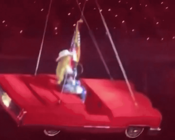 [뉴시스] 미국 가수 비욘세가 공연 중 관객 위를 떠다니던 차량이 갑자기 기울어지며 추락 위기를 겪었다. (사진=데일리 메일) 2025.06.29 *재판매 및 DB 금지