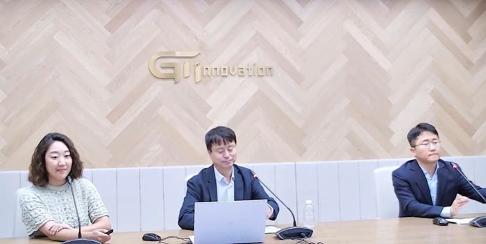 [서울=뉴시스] 장명호 지아이이노베이션 대표이사(가운데)는 30일 온라인 간담회에서 "자사 면역항암제 물질 'GI-102'와 미국 MSD의 면역항암제 '키트루다' 병용요법을 2028년 미국 식품의약국(FDA)에서 가속 승인 및 시판허가 받는 것을 목표로 한다"고 밝혔다. (사진=유튜브 영상 갈무리) 2025.06.30. photo@newsis.com *재판매 및 DB 금지