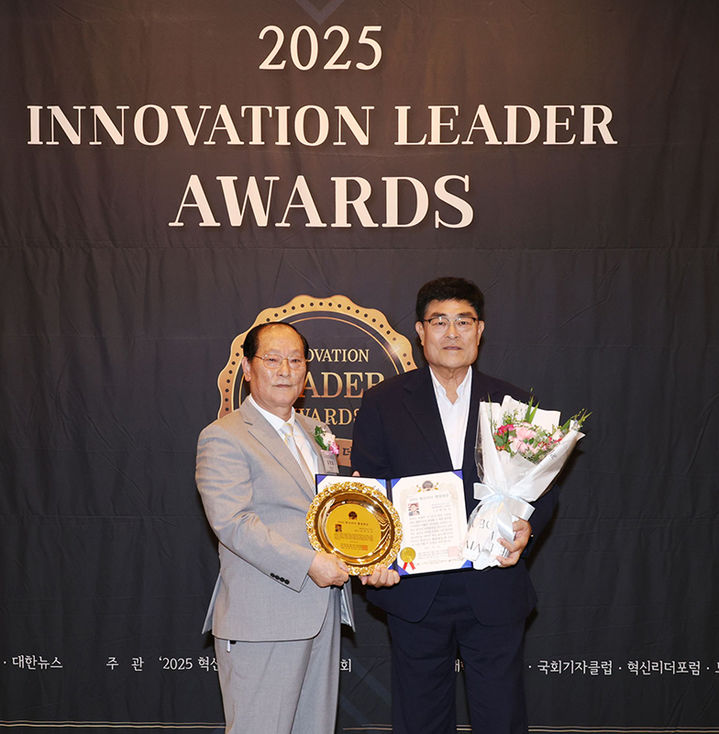 박상수(오른쪽) 삼척시장이 30일 서울 여의도 전경련회관에서 열린 ‘2025 혁신리더대상’ 시상식에서 ‘행정발전공헌’ 부문 대상을 수상하고 있다.(사진=삼척시 제공) *재판매 및 DB 금지
