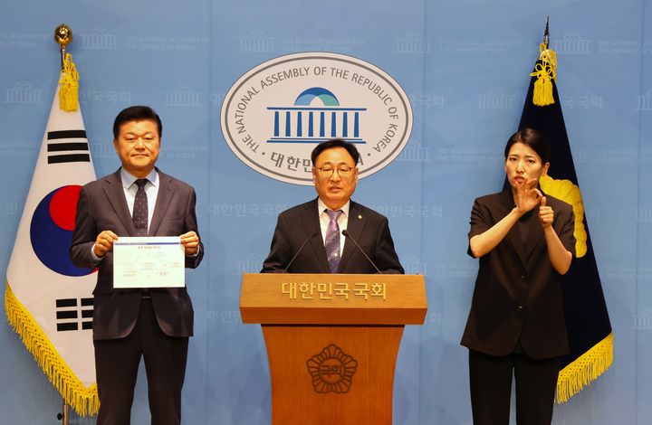 (왼쪽부터) 신용한 전 서원대 석좌교수와 더불어민주당 이광희 국회의원이 30일 서울 국회 소통관에서 충북도립대 총장 임명과 관련해 김영환 충북지사와 명태균 게이트의 연관 의혹을 제기하는 기자회견을 열고 있다. *재판매 및 DB 금지