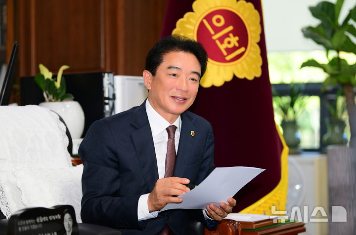 [창원=뉴시스]최학범 경남도의회 의장이 후반기 의장 취임 1주년 소회를 밝히고 있다.(사진=경남도의회 제공) 2025.06.30. photo@newsis.com