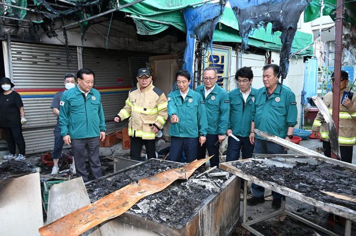 [창원=뉴시스]최학범(가운데) 경남도의회 의장이 2024년 9월 4일 마산어시장 청과시장 화재 피해 현장을 살펴보고 있다.(자료사진=경남도의회 제공) 2025.06.30. photo@newsis.com *재판매 및 DB 금지