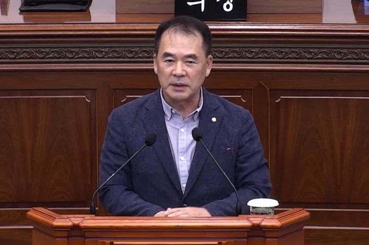 [창원=뉴시스] 강경국 기자 = 국민의힘 정길상 경남 창원시의원이 30일 열린 제144회 정례회 제4차 본회의에서 창원시 도시계획 조례 일부 개정 조례안에 대한 입장을 밝히고 있다. (사진=창원시의회 유튜브 갈무리). 2025.06.30. photo@newsis.com *재판매 및 DB 금지