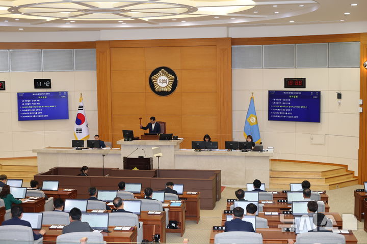 [포항=뉴시스] 송종욱 기자 = 경북 포항시의회는 30일 제324회 제1차 정례회 제3차 본회의'에서 '형산강 마리나 계류장 조성 사업'과 관련해 감사원 공익 감사 청구를 의결했다. 사진은 포항시의회 본회의 모습. 2025.06.30. photo@newsis.com