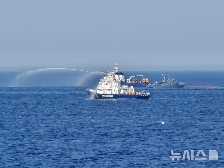 [포항=뉴시스] 30일 경북 포항 영일만항 인근 해상에서 올해 수난대비기본훈련 및 해상방제 합동훈련이 실시됐다. (사진=포항해양경찰서 제공) 2025.06.30. photo@newsis.com