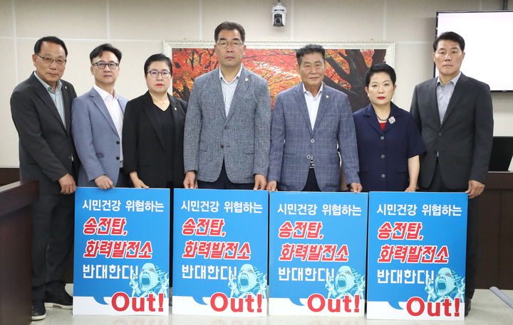 [정읍=뉴시스] 30일 출범한 정읍시의회 '송전선로 및 화력발전소 대책 특별위원회'. 최재기 위원(왼쪽부터), 고성환 위원, 한선미 위원, 이상길 위원장, 고경윤 간사, 황혜숙 부위원장, 정상철 간사. (사진=정읍시의회 제공) 2025.08.06. photo@newsis.com *재판매 및 DB 금지