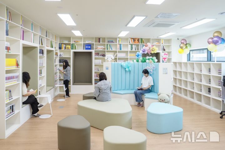 [증평=뉴시스] 증평군 어울림 공립작은도서관 내부 (사진= 증평군 제공) 2025.06.30. photo@newsis.com *재판매 및 DB 금지