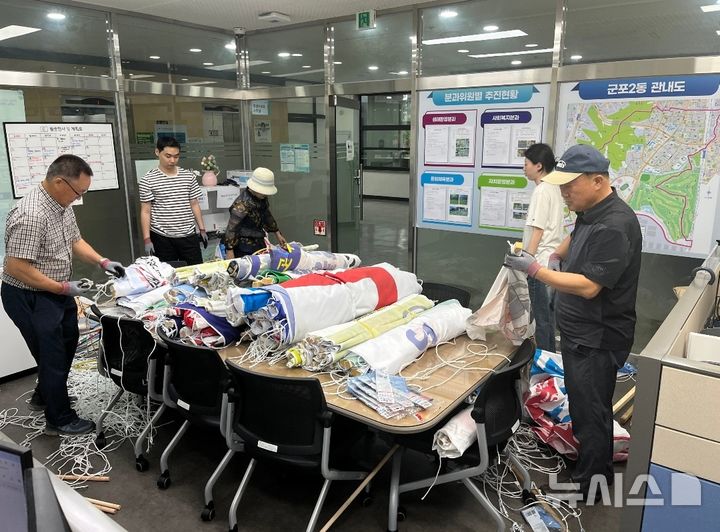 [군포=뉴시스] 수거한 폐현수막을 관계공무원들이 정리하고 있다. (사진=군포시 제공). 2025.06.30.photo@newsis.com