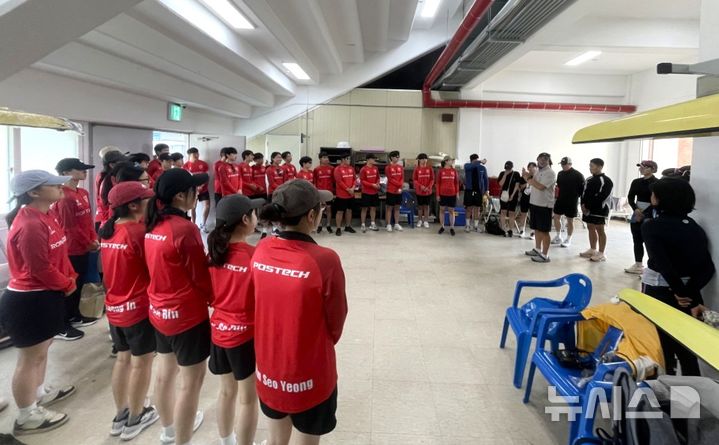 [포항=뉴시스] 송종욱 기자 = 경북 포항시청 직장운동경기부 조정팀이 포스텍·한동대 조정팀, 유강중 선수, 방과 후 수업으로 학생을 대상으로 조병 코칭과 기술 지도로 재능 기부를 했다. 사진은 지난 29일 시청 직장운동경기부 조정팀이 형산강 조정 경기장에서 재능 기부 활동을 하는 모습. (사진=포항시 제공) 2025.06.30. photo@newsis.com