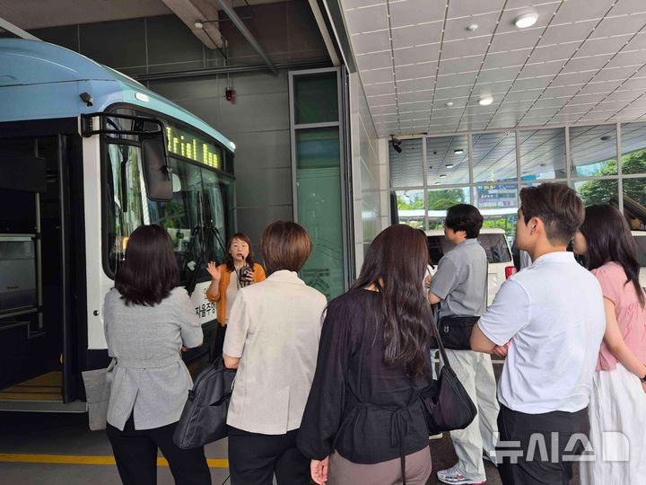 [안양=뉴시스] 안양시가 최근 진행한 '2025년 정부혁신 멘토링' 참석자들이 안양시 스마트도시통합센터가 운행하는 자율주행버스에 승차하고 있다. (사진=안양시 제공).2025.06.30.photo@newsis.com