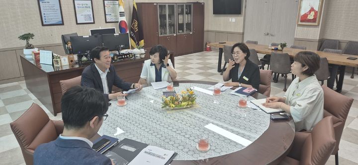 [의령=뉴시스]의령교육지원청, 권원만 도의원 초청 예산 정책 간담회.(사진=의령교육청 제공) 2025.06.30.photo@newsis.com *재판매 및 DB 금지