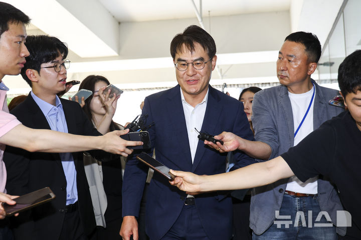 [서울=뉴시스] 황준선 기자 = 윤석열 전 대통령의 부인 김건희 여사 의혹을 수사하는 민중기 특별검사팀의 김형근 특검보가 30일 오전 서울 서초구 사무실로 출근하며 취재진의 질문에 답변하고 있다. 2025.06.30. hwang@newsis.com