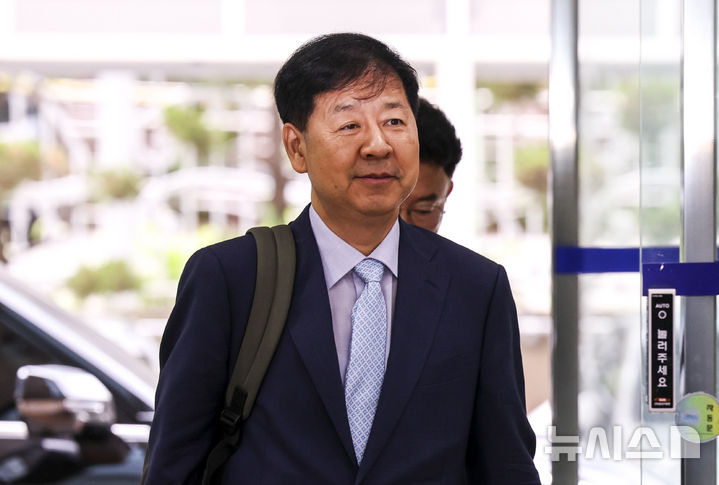 [서울=뉴시스] 김근수 기자 = 구윤철 경제부총리 겸 기획재정부 장관 후보자가 30일 서울 중구 예금보험공사에 마련된 후보자 사무실로 출근하고 있다. 2025.06.30. ks@newsis.com