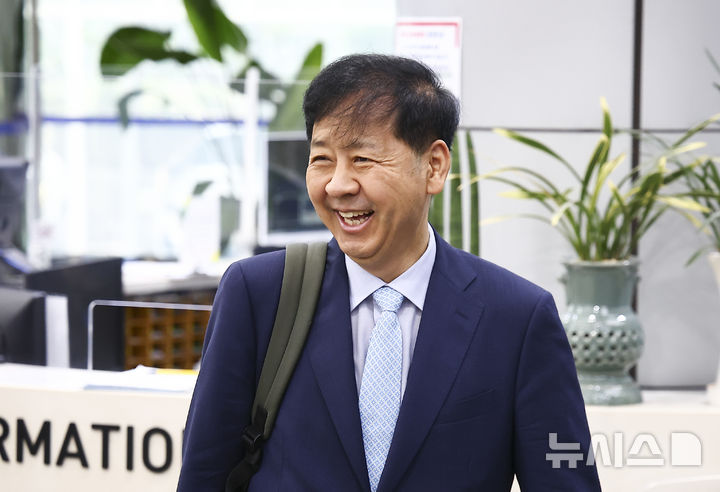 [서울=뉴시스] 김근수 기자 = 구윤철 경제부총리 겸 기획재정부 장관 후보자가 30일 오전 서울 중구 예금보험공사에 마련된 후보자 사무실로 출근하며 취재진의 질문에 답하고 있다. 2025.06.30. ks@newsis.com