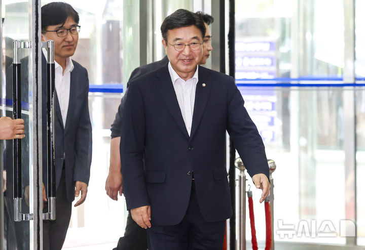 [서울=뉴시스] 추상철 기자 = 윤호중 행정안전부 장관 후보자가 30일 오전 서울 종로구 광화문플래티넘빌딩에 마련된 인사청문회 준비 사무실로 출근하고 있다. 2025.06.30. scchoo@newsis.com