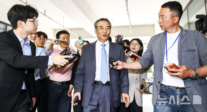 [서울=뉴시스] 황준선 기자 = 윤석열 전 대통령의 부인 김건희 여사 의혹을 수사하는 민중기 특별검사가 30일 오전 서울 서초구 사무실로 출근하며 취재진의 질문에 답변하고 있다. 2025.06.30. hwang@newsis.com