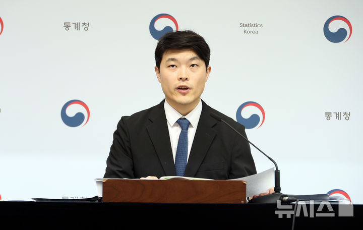 [세종=뉴시스] 강종민 기자 = 최창윤 통계청 서비스업동향과장이 30일 세종시 정부세종청사에서 2025년 5월 산업활동동향을 발표하고 있다.  지난달 전(全)산업 생산은 전월 대비 1.1% 감소한 것으로 나타났다. 2025.06.30. ppkjm@newsis.com
