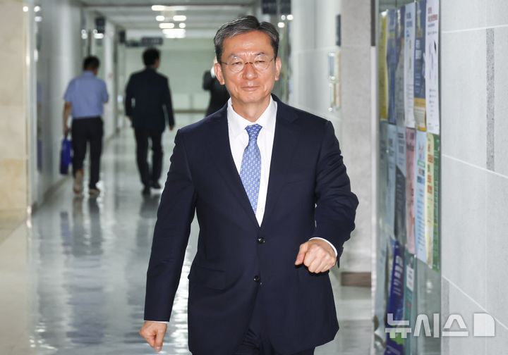 [서울=뉴시스] 고승민 기자 = 정성호 법무부장관 후보자가 30일 서울 여의도 국회 의원회관으로 출근하고 있다. 2025.06.27. kkssmm99@newsis.com