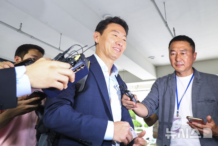 [서울=뉴시스] 황준선 기자 = 윤석열 전 대통령의 부인 김건희 여사 의혹을 수사하는 민중기 특별검사팀의 박상진 특검보가 30일 오전 서울 서초구 사무실로 출근하며 취재진의 질문에 답변하고 있다. 2025.06.30. hwang@newsis.com