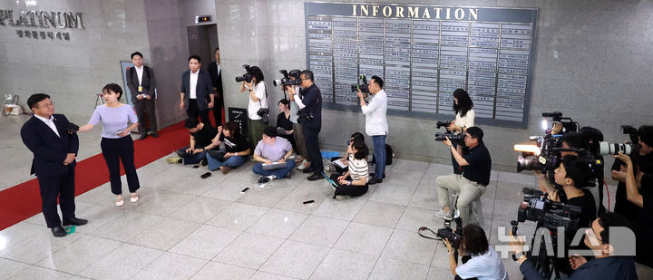 [서울=뉴시스] 추상철 기자 = 윤호중 행정안전부 장관 후보자가 30일 오전 서울 종로구 광화문플래티넘빌딩에 마련된 인사청문회 준비 사무실로 출근하며 취재진의 질문에 답변하고 있다. 2025.06.30. scchoo@newsis.com