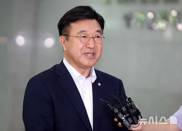[서울=뉴시스] 추상철 기자 = 윤호중 행정안전부 장관 후보자가 지난달 30일 오전 서울 종로구 광화문플래티넘빌딩에 마련된 인사청문회 준비 사무실로 출근하며 취재진의 질문에 답변하고 있다. 2025.06.30. scchoo@newsis.com