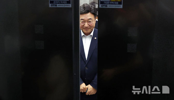 [서울=뉴시스] 추상철 기자 = 윤호중 행정안전부 장관 후보자가 30일 오전 서울 종로구 광화문플래티넘빌딩에 마련된 인사청문회 준비 사무실에서 엘리베이터에 탑승하고 있다. 2025.06.30. scchoo@newsis.com