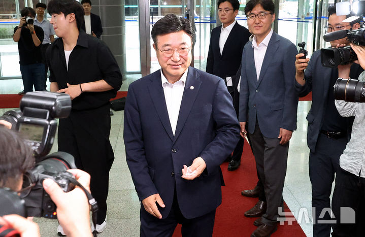 [서울=뉴시스] 추상철 기자 = 윤호중 행정안전부 장관 후보자가 지난달 30일 오전 서울 종로구 광화문플래티넘빌딩에 마련된 인사청문회 준비 사무실로 출근하고 있다. 2025.06.30. scchoo@newsis.com