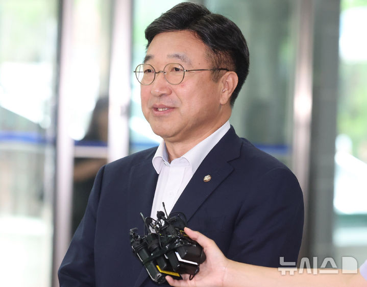 [서울=뉴시스] 추상철 기자 = 윤호중 행정안전부 장관 후보자가 30일 오전 서울 종로구 광화문플래티넘빌딩에 마련된 인사청문회 준비 사무실로 출근하며 취재진의 질문에 답변하고 있다. 2025.06.30. scchoo@newsis.com