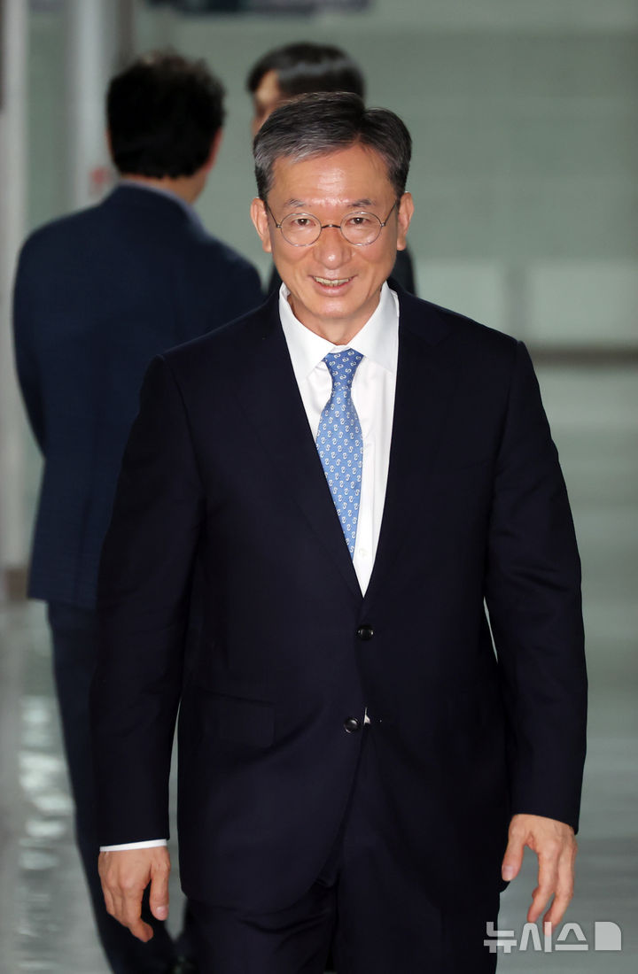 [서울=뉴시스] 고승민 기자 = 정성호 법무부장관 후보자가 30일 서울 여의도 국회 의원회관으로 출근하고 있다. 2025.06.30. kkssmm99@newsis.com