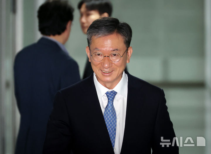 [서울=뉴시스] 고승민 기자 = 정성호 법무부장관 후보자가 30일 서울 여의도 국회 의원회관으로 출근하고 있다. 2025.06.30. kkssmm99@newsis.com