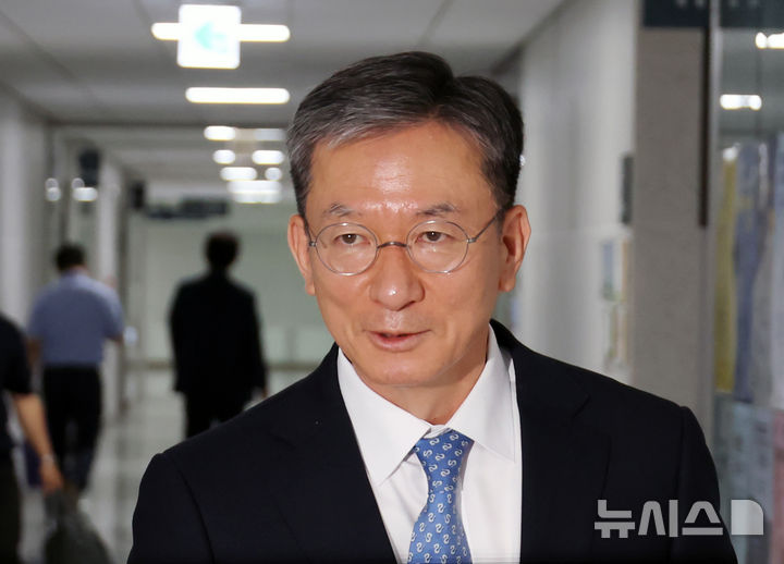 [서울=뉴시스] 고승민 기자 = 정성호 법무부장관 후보자가 30일 서울 여의도 국회 의원회관으로 출근하고 있다. 2025.06.30. kkssmm99@newsis.com