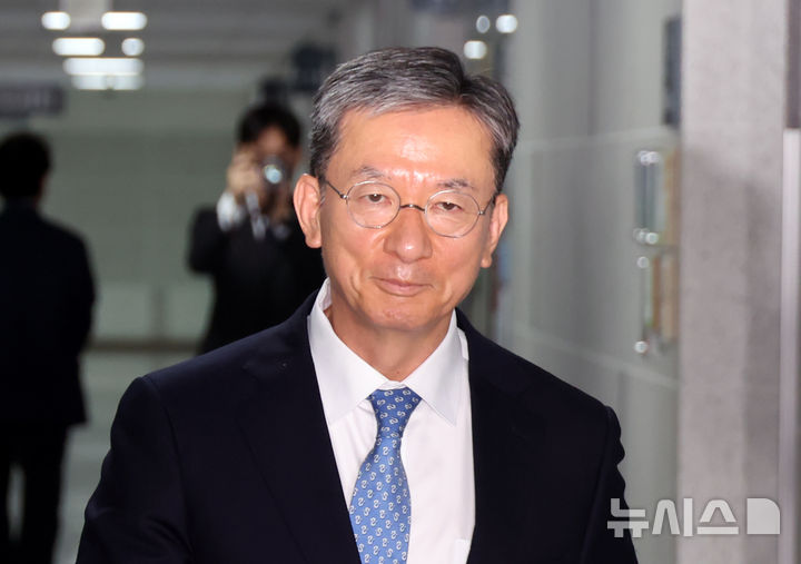 [서울=뉴시스] 고승민 기자 = 정성호 법무부장관 후보자가 30일 서울 여의도 국회 의원회관으로 출근하고 있다. 2025.06.30. kkssmm99@newsis.com