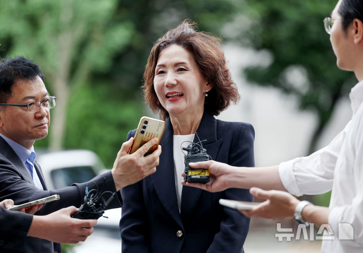 [서울=뉴시스] 김진아 기자 = 이진숙 사회부총리 겸 교육부 장관 후보자가 지난달 30일 오전 서울 여의도 한국교육시설안전원에 마련된 인사청문회 준비 사무실로 출근하던 중 취재진 질문에 답하고 있다. 2025.06.30. bluesoda@newsis.com
