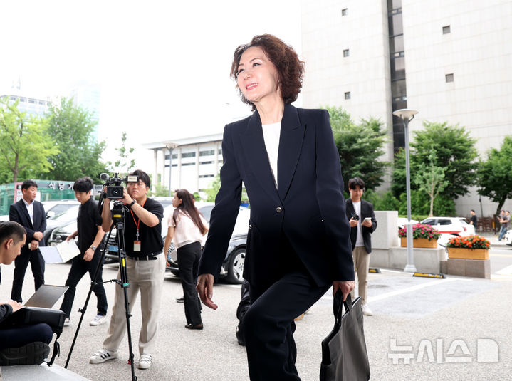 [서울=뉴시스] 김진아 기자 = 이진숙 사회부총리 겸 교육부 장관 후보자가 지난달 30일 오전 서울 여의도 한국교육시설안전원에 마련된 인사청문회 준비 사무실로 출근하는 모습. 2025.06.30. bluesoda@newsis.com