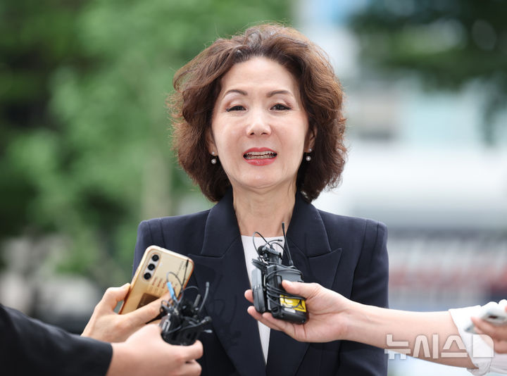 [서울=뉴시스] 김진아 기자 = 이진숙 사회부총리 겸 교육부 장관 후보자가 지난달 30일 오전 서울 여의도 한국교육시설안전원에 마련된 인사청문회 준비 사무실로 출근하던 중 취재진 질문에 답하고 있는 모습. 2025.06.30. bluesoda@newsis.com