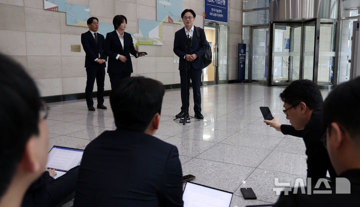 [서울=뉴시스] 조성우 기자 = 김정관 산업통상자원부 장관 후보자가 30일 오전 서울 강남구 한국기술센터에 마련된 인사청문회 준비 사무실에 출근하며 취재진 질문에 답변하고 있다. 2025.06.30. xconfind@newsis.com
