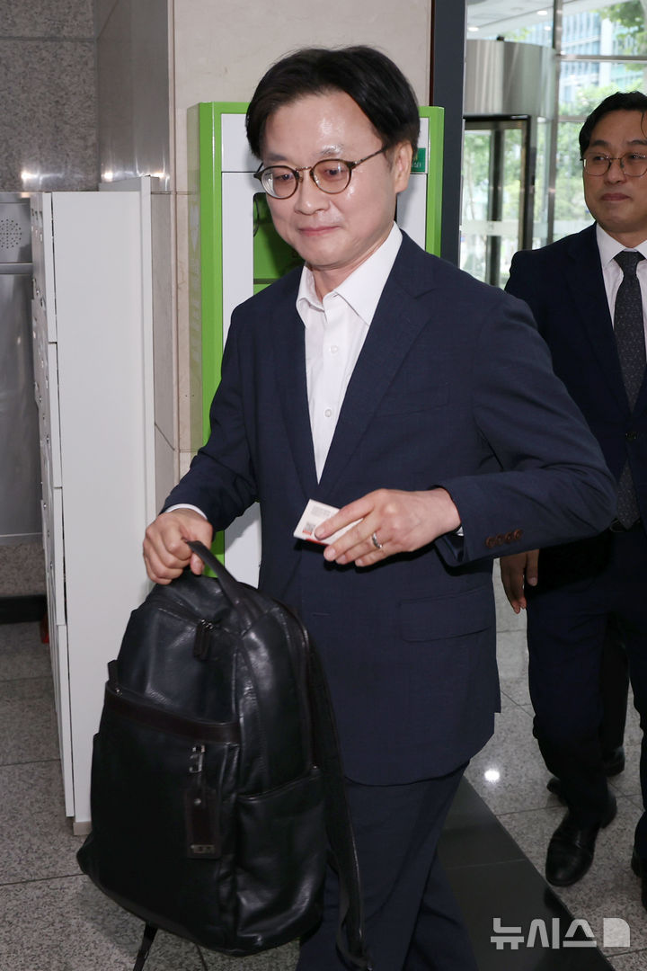 [서울=뉴시스] 조성우 기자 = 김정관 산업통상자원부 장관 후보자가 30일 오전 서울 강남구 한국기술센터에 마련된 인사청문회 준비 사무실에 출근하고 있다. 2025.06.30. xconfind@newsis.com