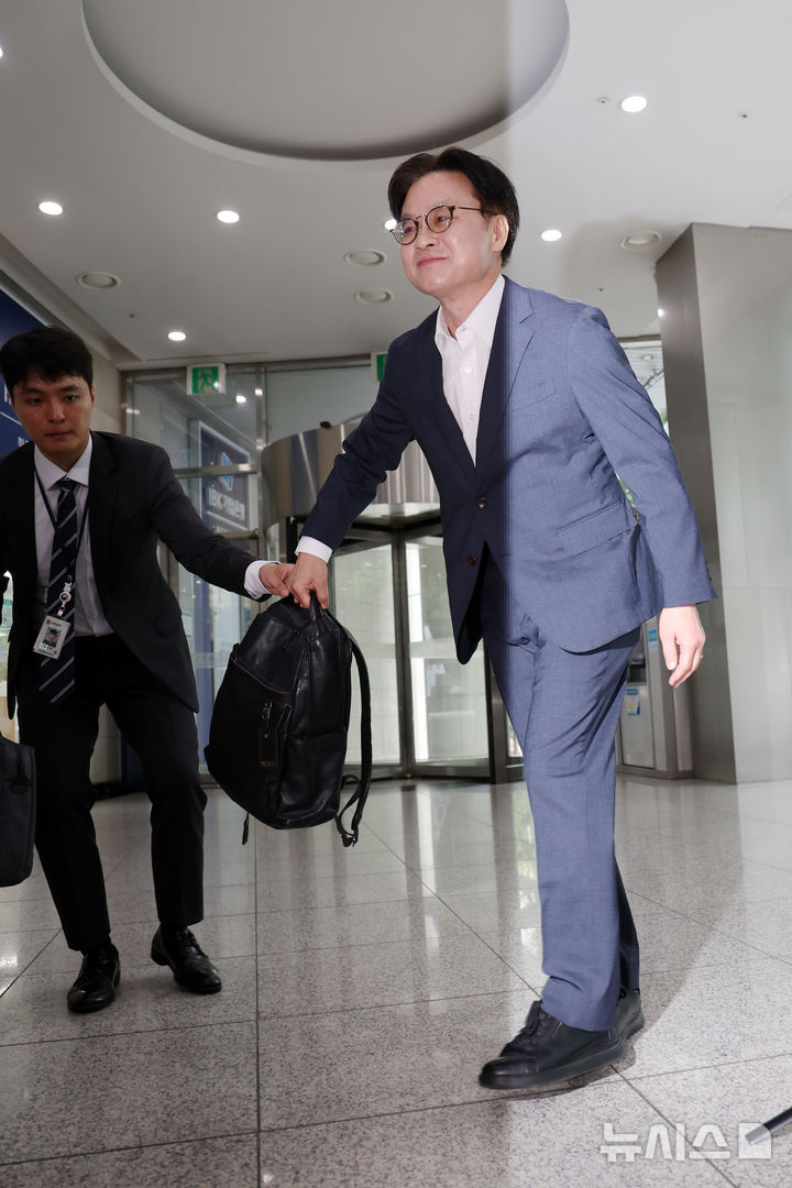 [서울=뉴시스] 조성우 기자 = 김정관 산업통상자원부 장관 후보자가 30일 오전 서울 강남구 한국기술센터에 마련된 인사청문회 준비 사무실에 출근하며 취재진과 질의응답을 마치고 나서며 가방을 들고 있다. 2025.06.30. xconfind@newsis.com